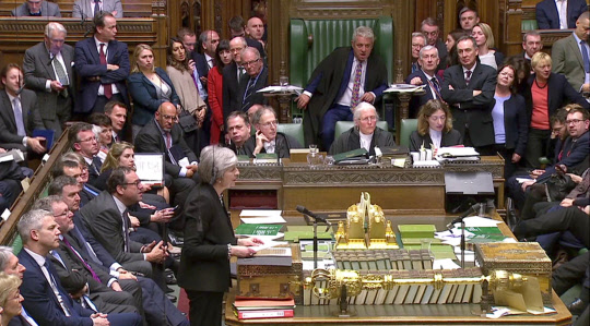 테리사 메이 영국 총리가 29일(현지시간) 하원에서 '브렉시트' 계획 관련 표결이 완료된 뒤 발언하고 있다. 영국 하원은 이날 애초 예정된 브렉시트를 연기하지는 않기로 했다. 대신 합의 없이 유럽연합(EU)를 떠나는 '노 딜' 브렉시트를 배제하고, 기존 브렉시트 합의안 중 가장 많은 반발을 불러온 이른바 '안전장치'에 대한 대안을 추진하도록 했다. 로이터 연합뉴스